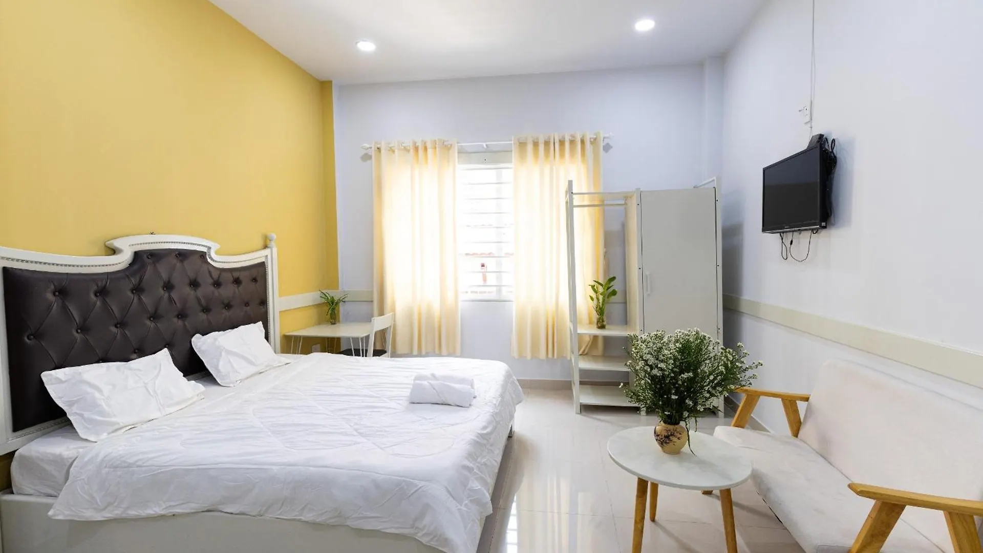 Sunny Big Window Apartments Near Airport Ho Chi Minh City