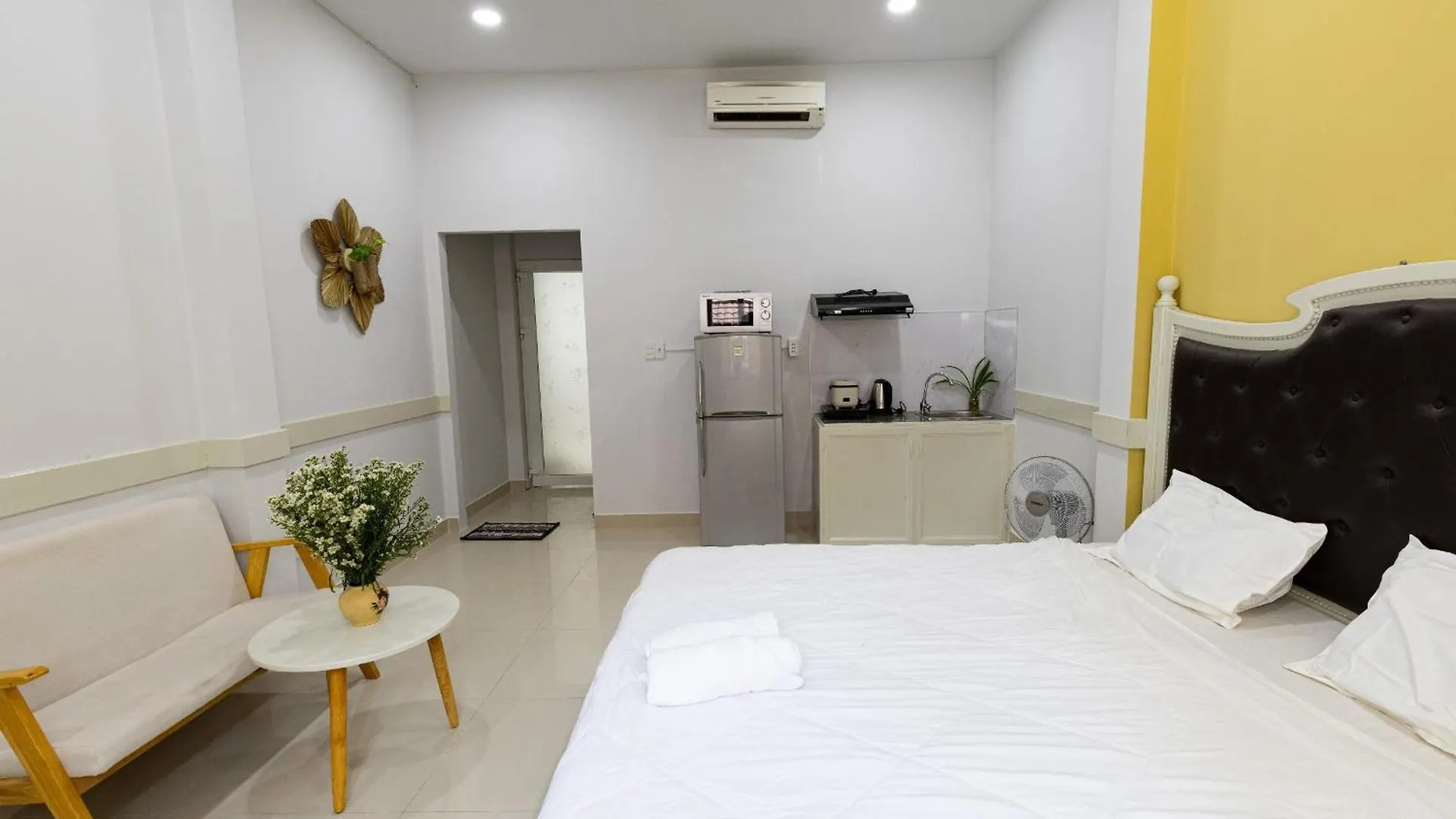 Sunny Big Window Apartments Near Airport Ho Chi Minh City