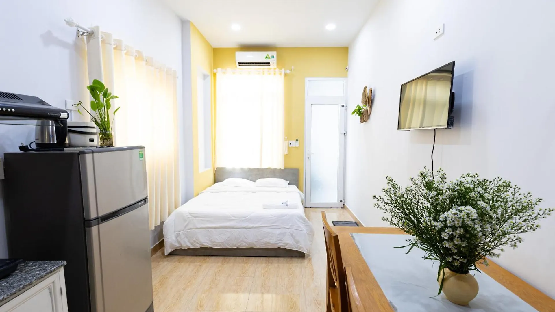 Sunny Big Window Apartments Near Airport Ho Chi Minh City