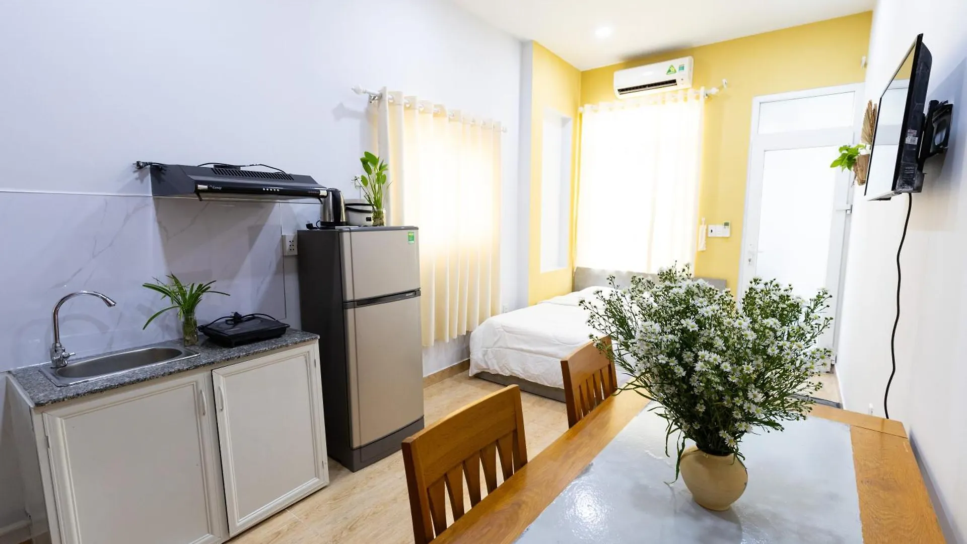 Sunny Big Window Apartments Near Airport Ho Chi Minh City