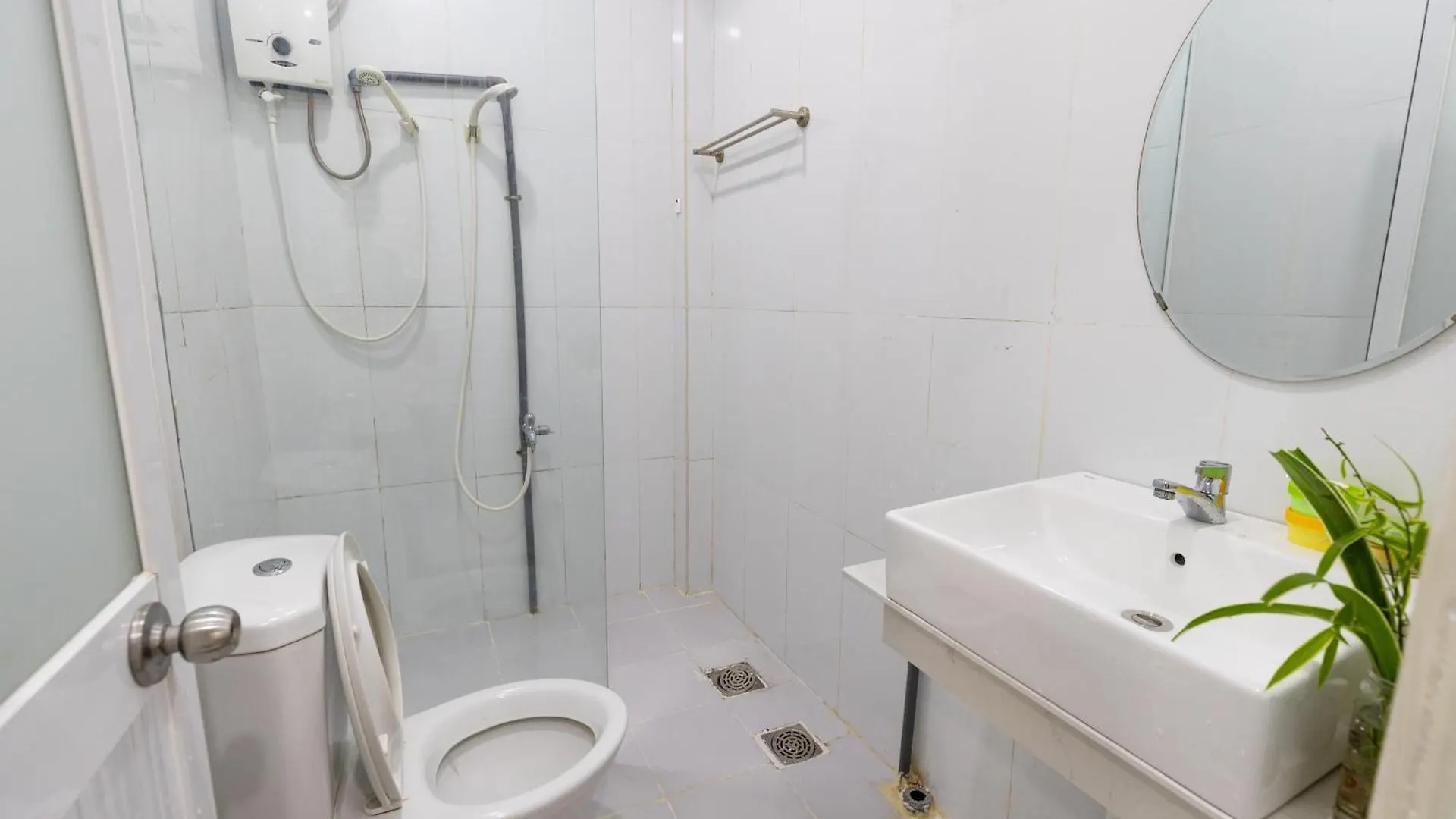 Sunny Big Window Apartments Near Airport Ho Chi Minh City